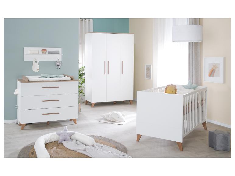 Modernes Babyzimmer mit weißem Kinderbett, Wickelkommode und Kleiderschrank.