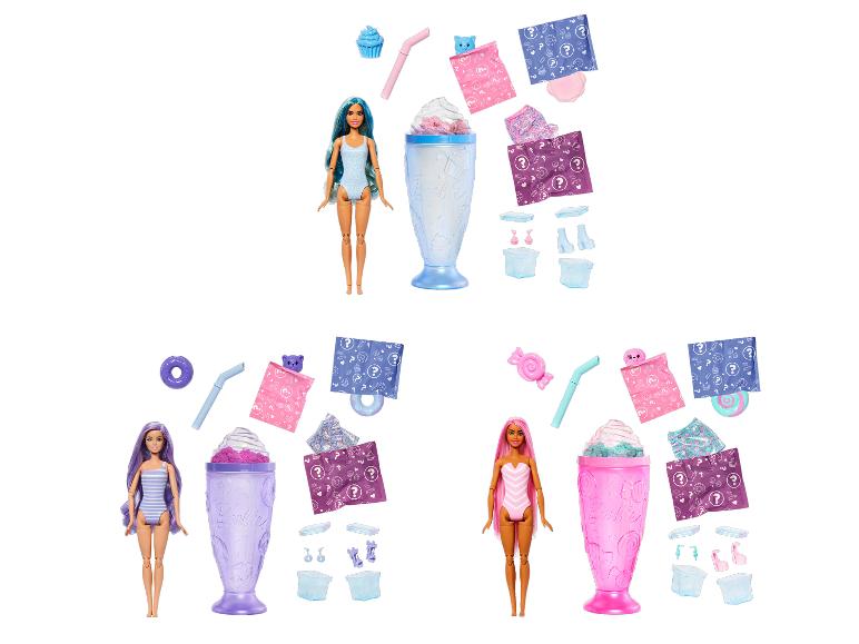 Drei Puppen mit langen Haaren, jede im Badeanzug, mit Milchshake-Bechern und Überraschungszubehör.