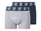 Zwei Baumwoll-Boxershorts, eine graue und eine marineblaue, mit Text auf dem Gummibund.