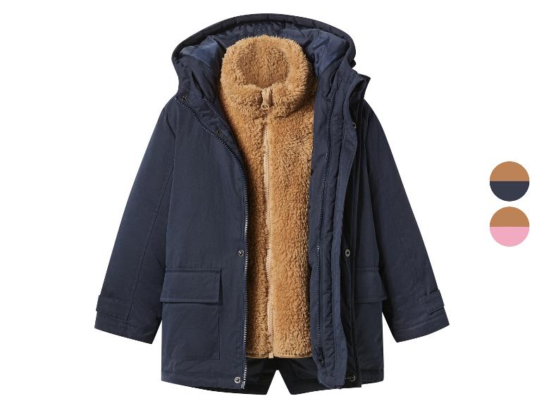 Dunkelblauer Parka mit Kapuze und braunem Teddyfutter.