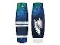 Zwei blau-grüne Wakeboards mit geometrischen Mustern und weißen Streifen.