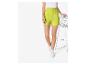 Limefarbene Shorts und weiße Sneaker.