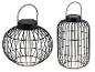 Zwei schwarze dekorative Solar-Laternen aus Metall, eine kugelförmige und eine zylindrische.