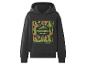 Schwarzer Kapuzenpullover mit grünem und orangefarbenem Camouflage-Print und dem Text „OVERWORLD EXPLORER“.