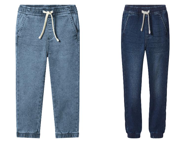 Kinder-Jeans-Jogger in Hell- und Dunkelblau.