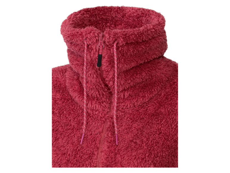 Eine rosafarbene Fleecejacke mit Kapuze.