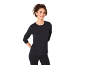 Frau in schwarzem Langarmshirt und schwarzer Leggings, lächelnd und nach rechts blickend.