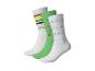 Drei Paar weiße und grüne Socken mit Streifen, Buchstaben und Zahlen.