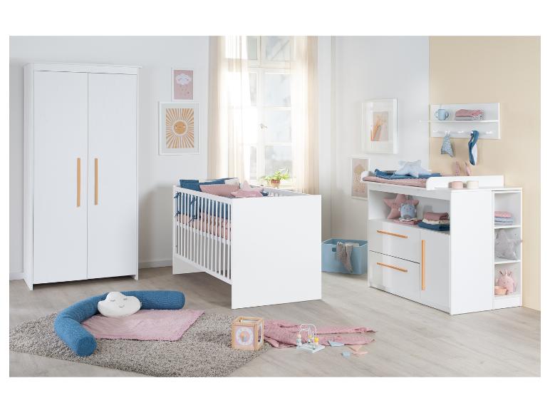 Weißes Babyzimmer mit Gitterbett, Kleiderschrank und Wickeltisch, mit Holzdetails.