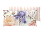Zwei Kissenbezüge: einer mit Blumenmuster, einer mit rosa Streifen.
