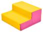 Zweistufige Schaumstofftreppe in Gelb und Pink für Kinder.