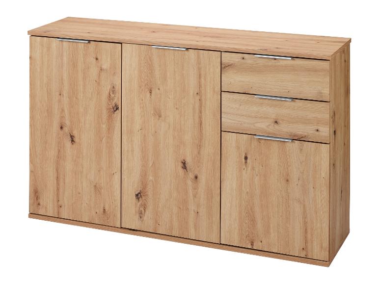 Holz-Sideboard mit drei Türen und drei Schubladen, mit Metallgriffen.