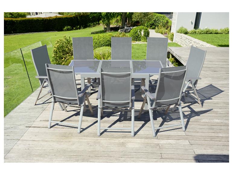 Gartenmöbel-Set mit grauem Tisch und acht Stühlen auf einer Holzterrasse.