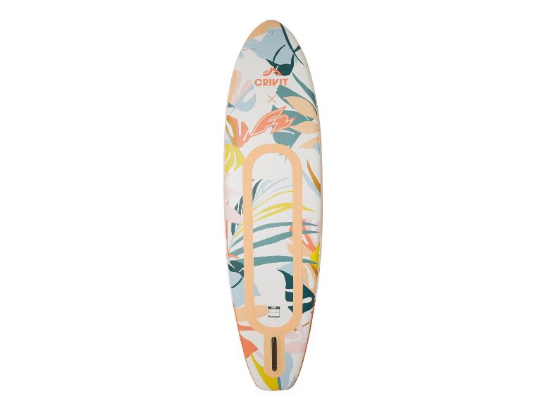 Aufblasbares Stand-Up-Paddle-Board mit tropischem Blumenmuster und Pastellfarben.