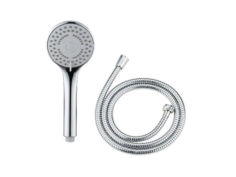 Verchromter Duschkopf und Schlauch.