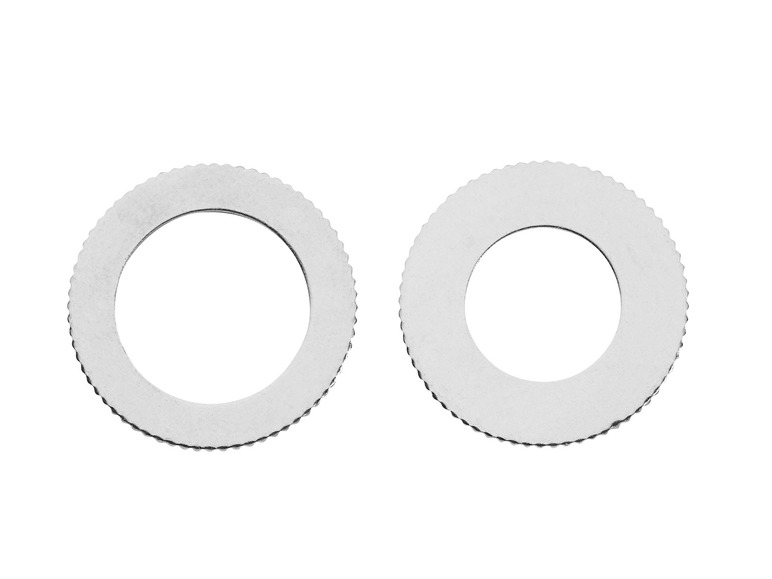 Zwei silberne Ringe mit gezacktem Rand.