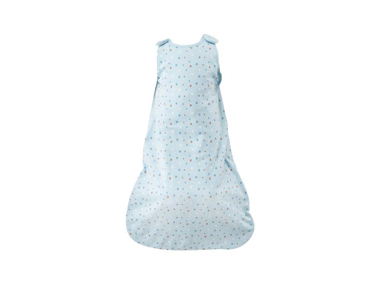 Blauer Babyschlafsack mit bunten Punkten.