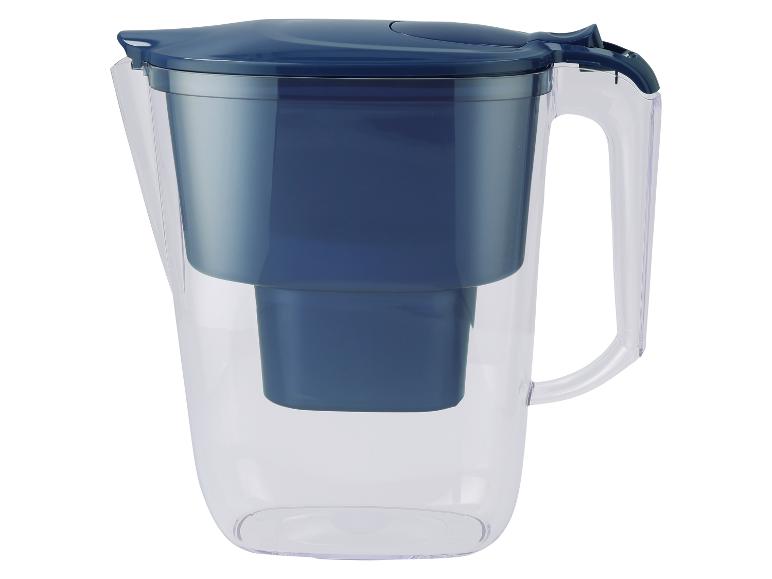 Blauer Wasserfilterkrug mit transparentem Gehäuse und Griff.