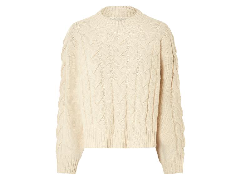 Beigefarbener Zopfmusterpullover.
