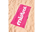 Ein pinkfarbener Strandtuch mit dem Mistral-Logo auf dem Sand.