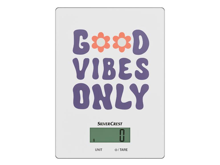Eine weiße Küchenwaage von Silvercrest mit dem Schriftzug 'Good Vibes Only'.