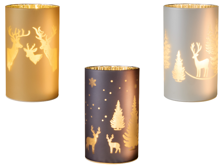 Drei LIVARNO® LED-Windlichter mit Weihnachtsmotiven: Hirsche und Weihnachtsbäume.