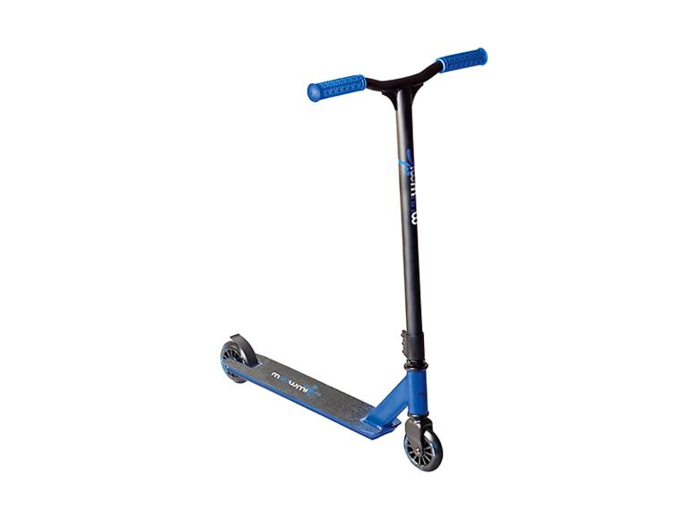 Blauer und schwarzer Stunt-Scooter mit T-Lenker und PU-Rädern.