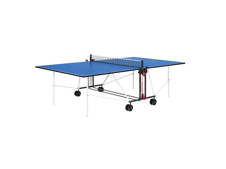 Blauer Tischtennistisch mit Netz und Rollen für einfachen Transport.