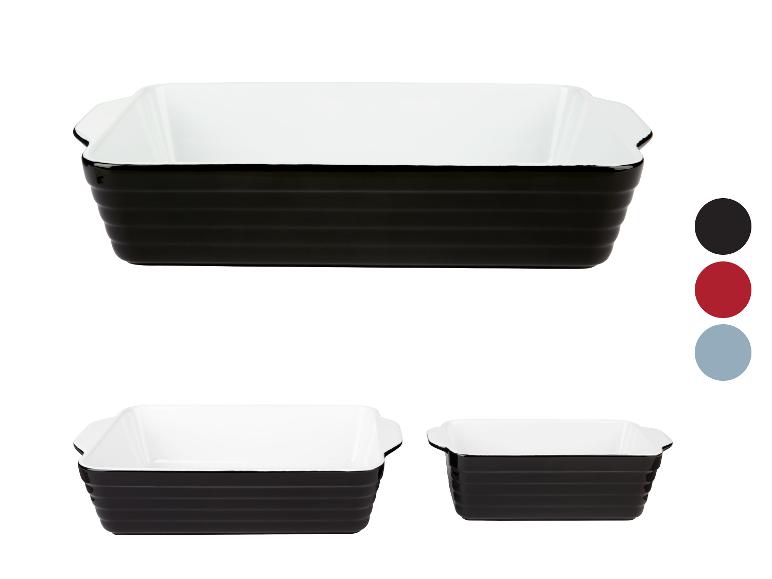 Drei schwarze und weiße Keramik-Backformen.