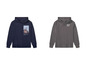 Zwei Hoodies, einer in Blau und einer in Grau, mit verschiedenen Designs.