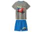 Jungen-Graues T-Shirt mit rotem Rennwagen-Print und blaue Shorts mit schwarzem Rennwagen-Print.