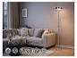 Moderne Stehlampe mit Leselicht in einem gemütlichen Wohnzimmer mit Sofa und Couchtisch.