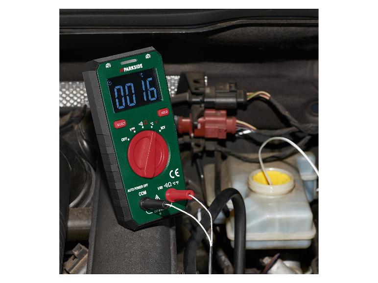 Digitales Multimeter zeigt 16°C, verwendet im Motorraum.
