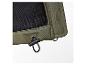 Detail einer grünen Jacke mit schwarzem Netzfutter und verstellbarem Kordelzug.