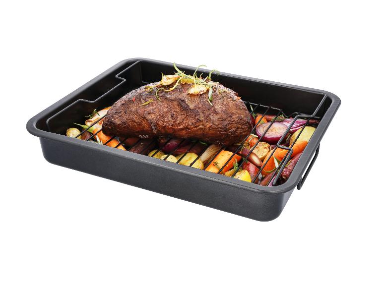 Rinderbraten mit Gemüse in einer schwarzen Auflaufform