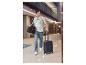 Mann geht mit einer ESMARA® Weekender-Tasche durch eine Hotellobby.