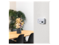 Kohlenmonoxidmelder an einer weißen Wand in einem modernen Esszimmer