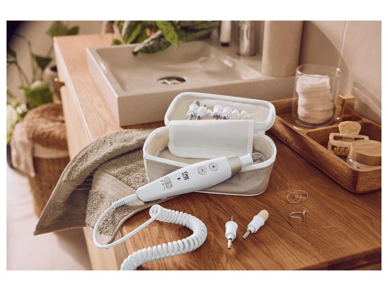 Cien Beauty Maniküre- und Pediküre-Set mit Aufsätzen im Badezimmer.