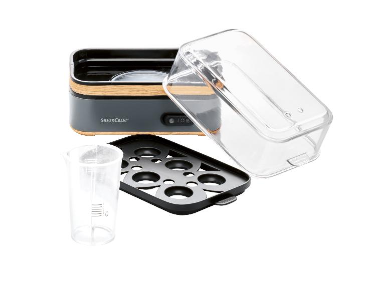 SilverCrest Eierkocher:  Gerät, Deckel und Messbecher.