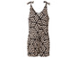 Ein beiger Jumpsuit mit schwarzem geometrischen Muster.