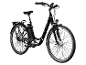 Schwarzes E-Citybike mit tiefem Einstieg und Gepäckträger.