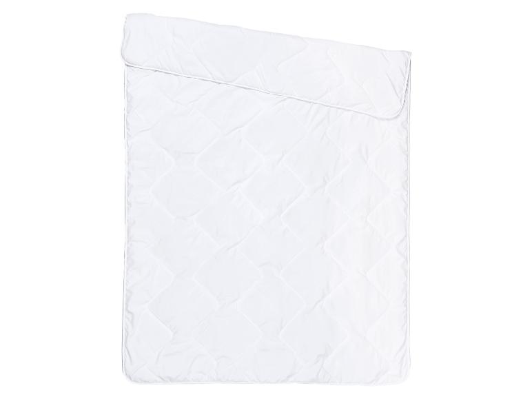 Weiße gesteppte Bettdecke mit Rautenmuster.