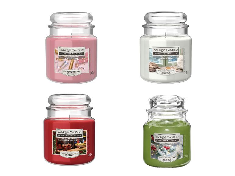 Vier Yankee Candle Home Inspiration Duftkerzen in festlichen Winter-Designs.