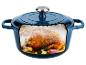 Blauer Bräter mit Querschnitt, gefüllt mit gebratenem Hähnchen, Knoblauch und Kräutern.