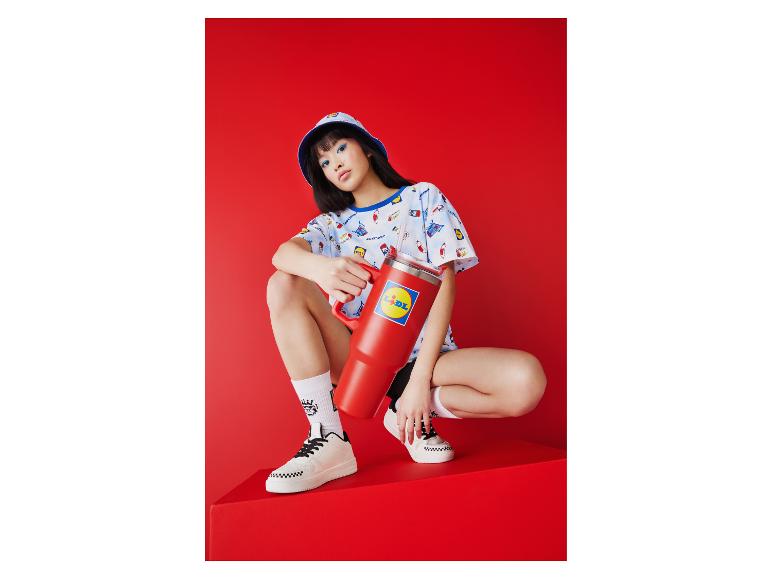 Rote Lidl Isolierflasche, bedrucktes T-Shirt und Sneaker: Lifestyle-Kollektion.