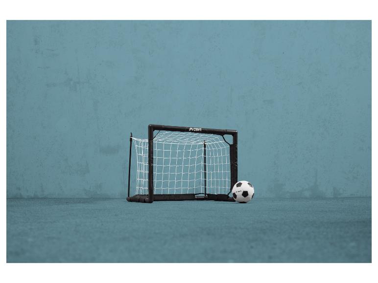 Ein Fußballtor und ein Fußball von Crivit.