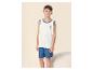 Junge in weißem ärmellosem Oberteil mit blauem Aufdruck und blauen Shorts