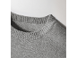 Detail des runden Rippbündchen-Ausschnitts eines grauen Strickpullovers.