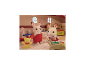 Zwei Spielzeughasen in einem Puppenhaus mit Teddybär und Schaukelpferd.