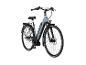 Hellblaues Elektro-Citybike mit Gepäckträger und Lichtern.